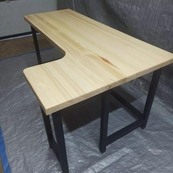 Кутовий стіл у стилі лофт