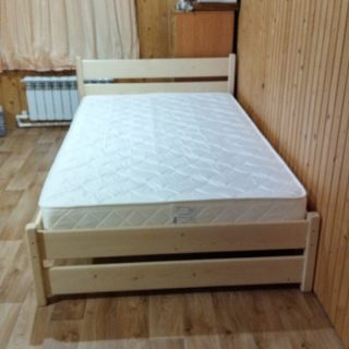 Кровать из дерева сосны на заказ