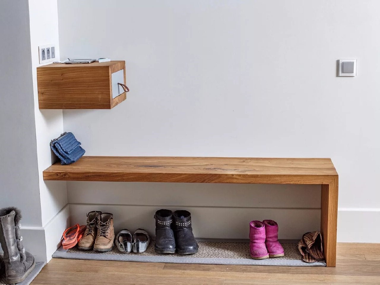 Полка для обуви из дерева – преимущества и особенности подобной мебели